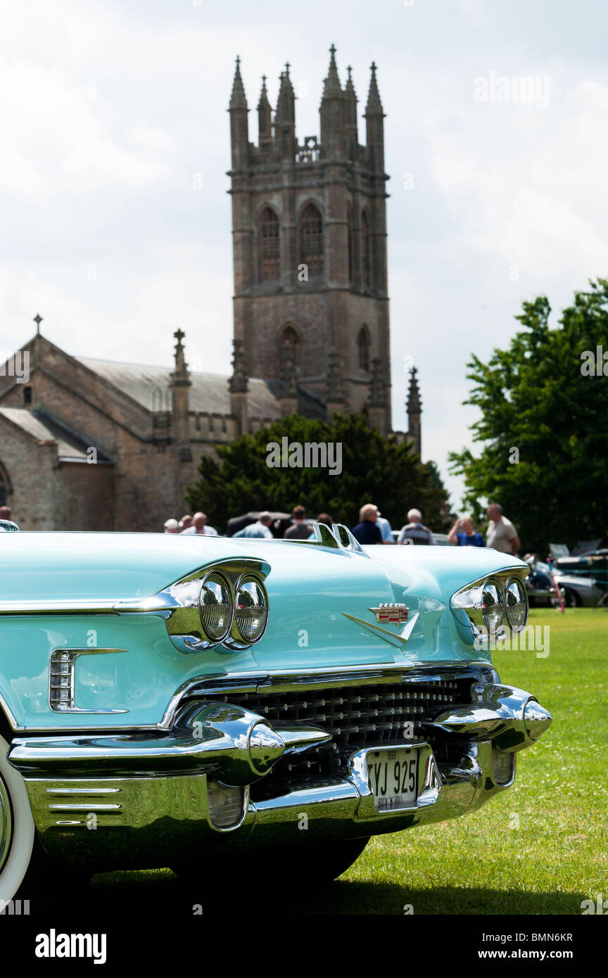 1958 Cadillac. Voiture Américaine classique à Churchill village vintage car show, Oxfordshire, Angleterre Banque D'Images