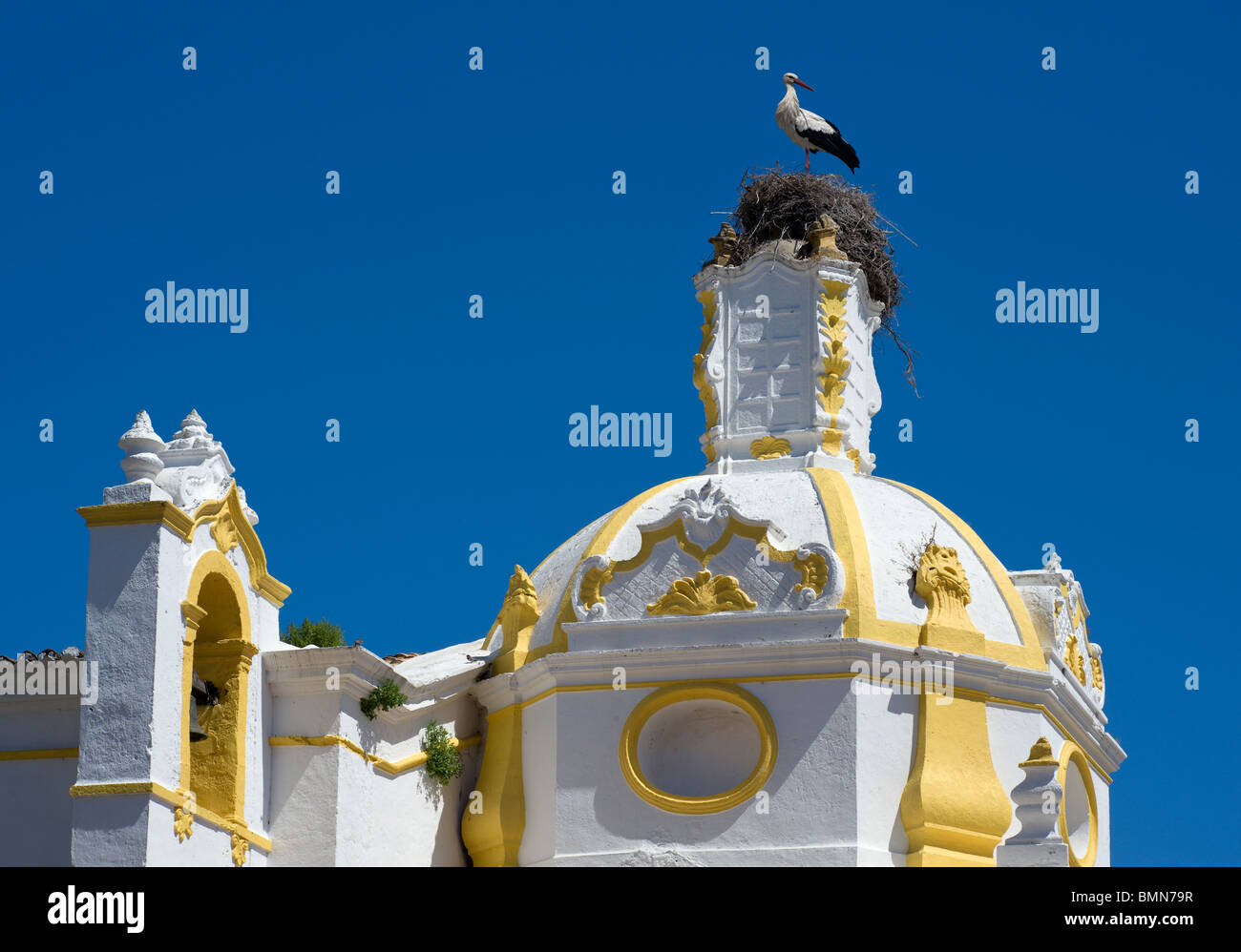 Le Portugal, l'Algarve, Faro, la chapelle de Santo Amaro dôme de l'église avec un nid de cigogne sur le dessus Banque D'Images