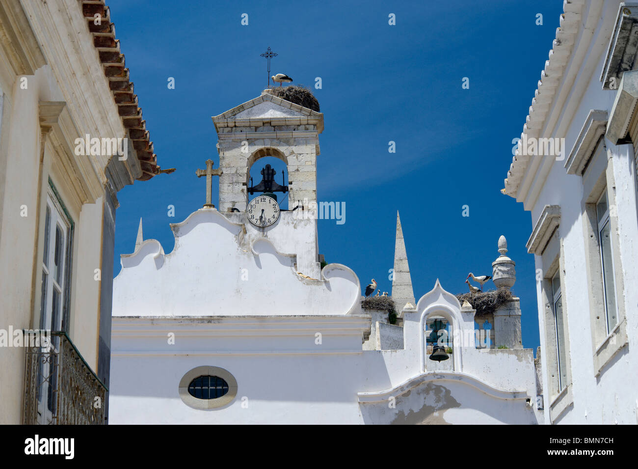 Le Portugal, Faro, l'Arco da Vila dans la vieille ville, avec la nidification des cigognes Banque D'Images