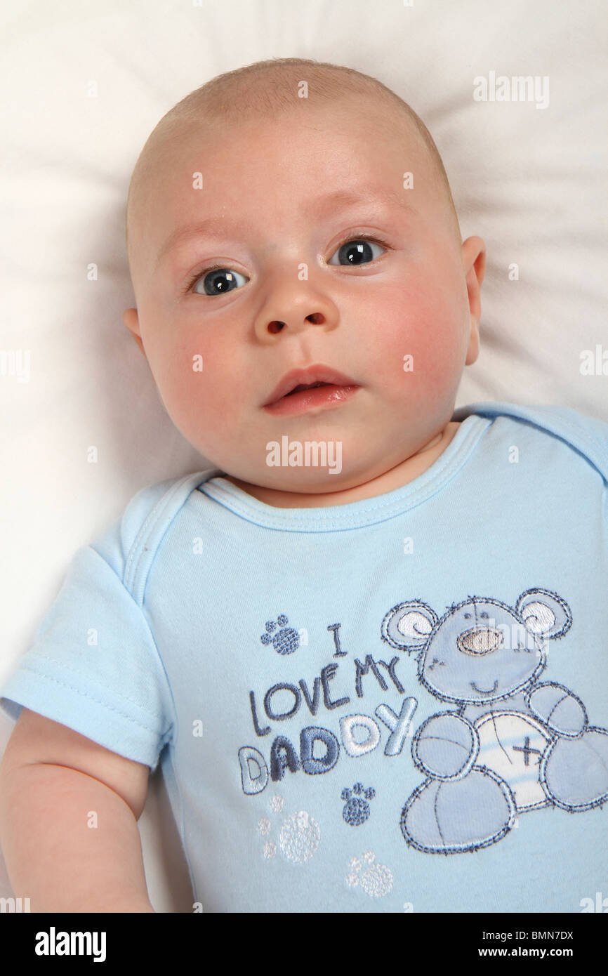 Close Up Of A Caucasian Baby Boy Wearing A Blue J Aime Mon Papa Bebe Grandir A Regarder L Appareil Photo Photo Stock Alamy Close Up Of A Caucasian Baby Boy Wearing A Blue J Aime Mon Papa Bebe Grandir A Regarder L Appareil Photo Photo Stock Alamy