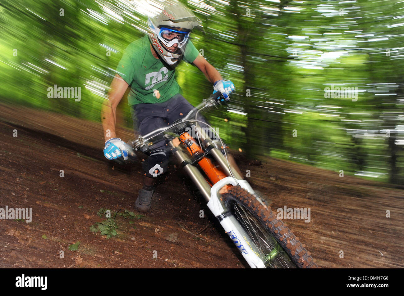 Une descente en vélo de montagne à coins en vitesse woodland Banque D'Images