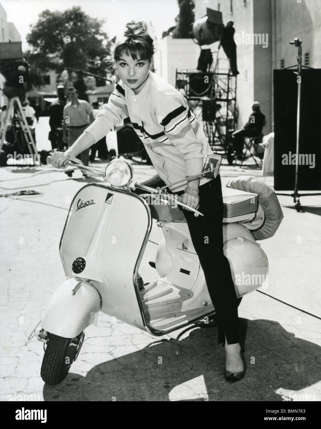 ELSA MARTINELLI - actrice italienne sur un scooter Vespa sur 1953 Photo  Stock - Alamy