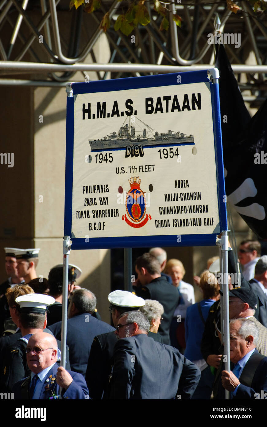 Ancien combattant des marins du HMAS Bataan porter une bannière lors de l'ANZAC day parade, Sydney, Australie Banque D'Images