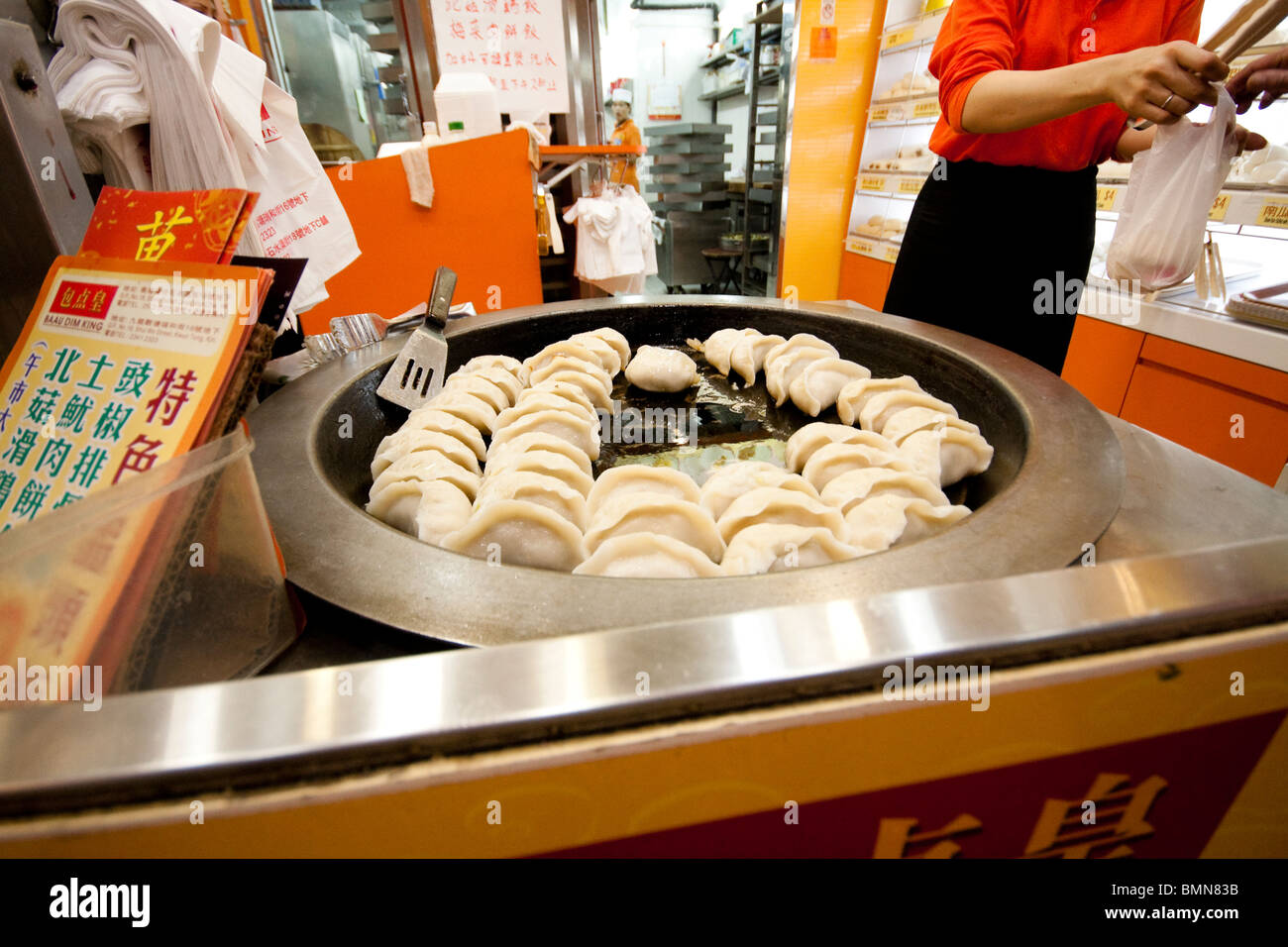 Dim sum à vendre à rue locale à Wan Chai, Hong Kong. Banque D'Images