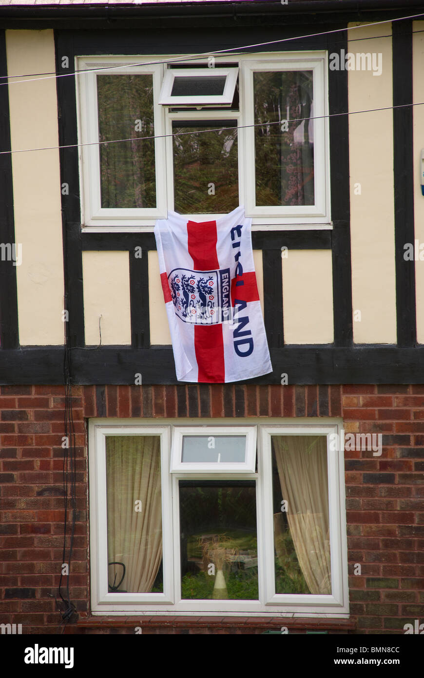 St George's Cross suspendu hors de la fenêtre Banque D'Images