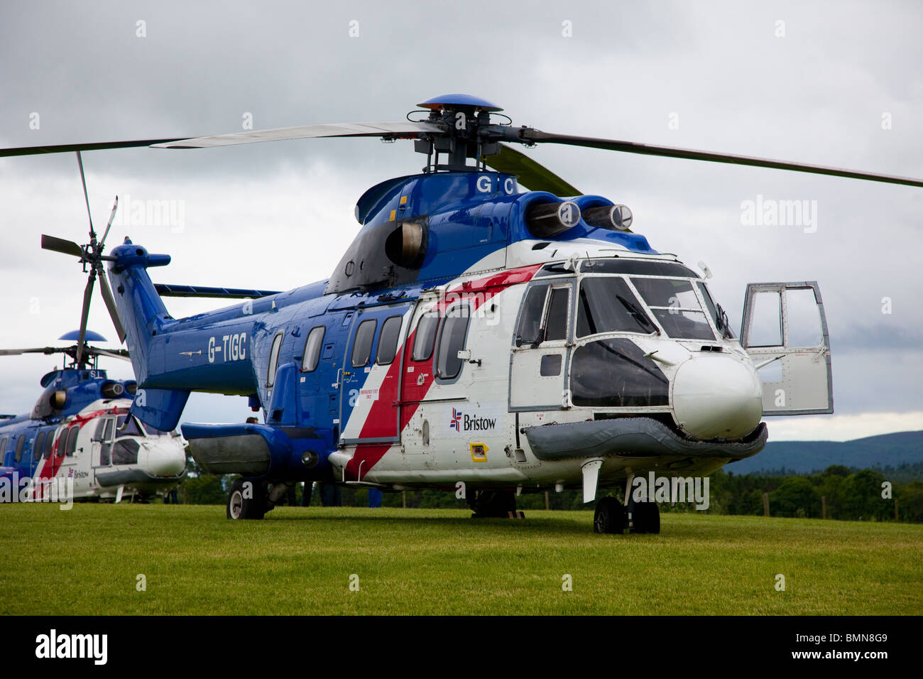 Deux hélicoptères EC 225, Super Puma Mk II, Bristow Aéronefs, Aberdeenshire, Scotland, UK Banque D'Images