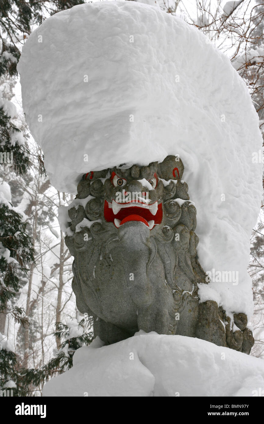 Koma Inu temple japonais ou chien de protection pendant les mois d'hiver au Shinto d'Houkosha. Banque D'Images
