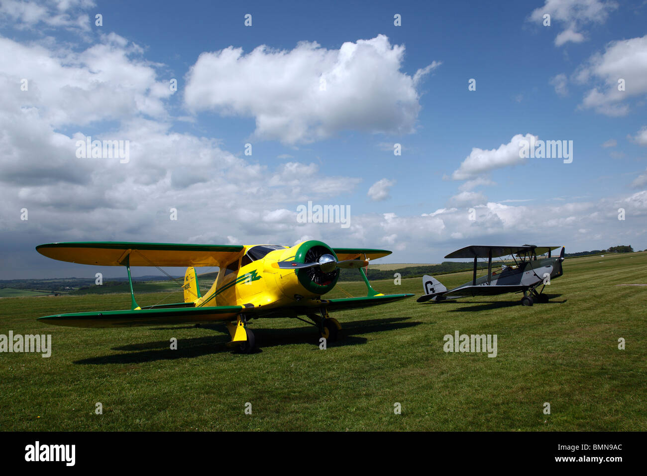Historique un avion Tiger Moth et un Beech Staggerwing d'un biplan à Compton Abbas aérodrome en Angleterre Banque D'Images