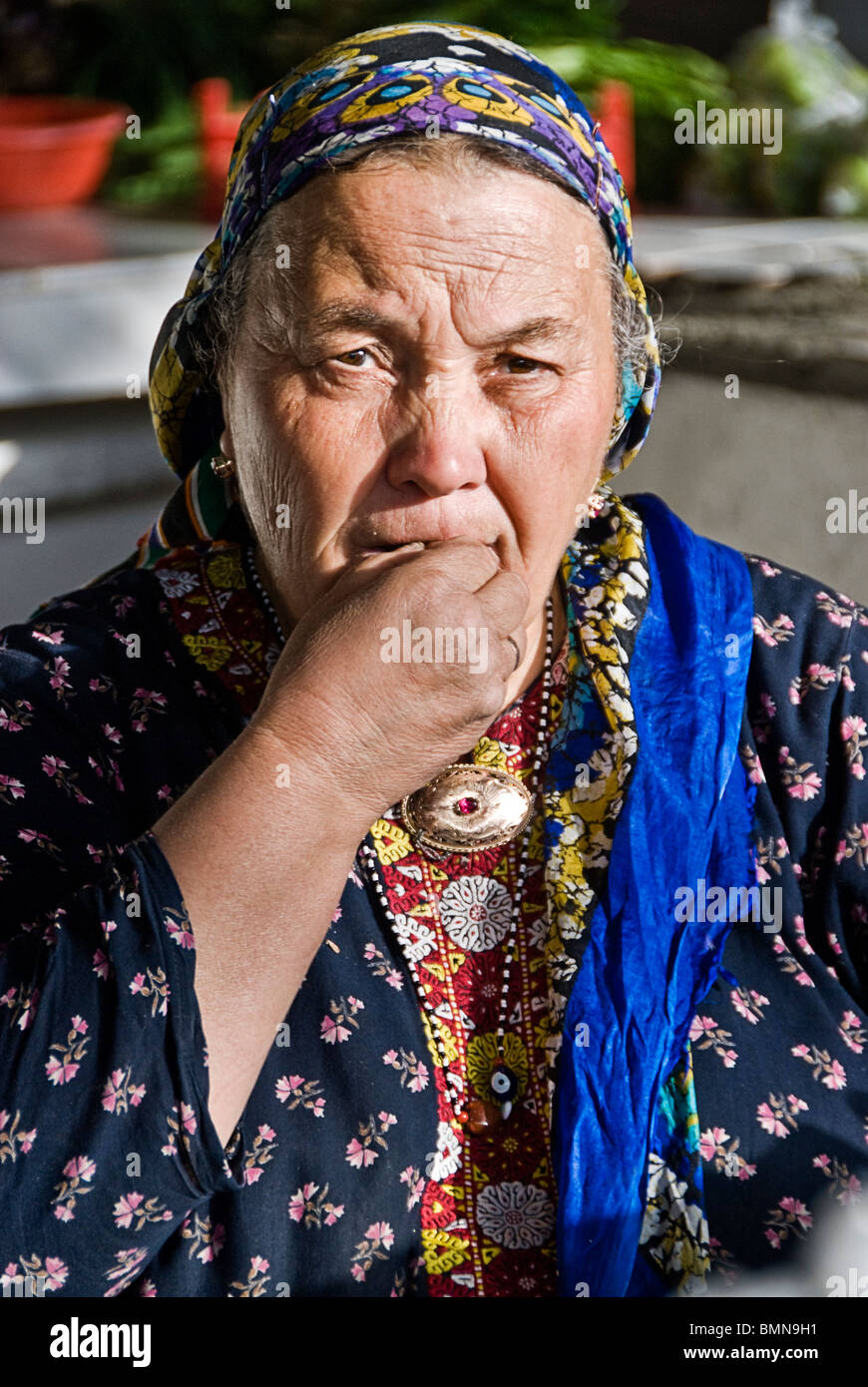 Portrait of a woman eating seeds, Ashgabatl, le Turkménistan. Banque D'Images