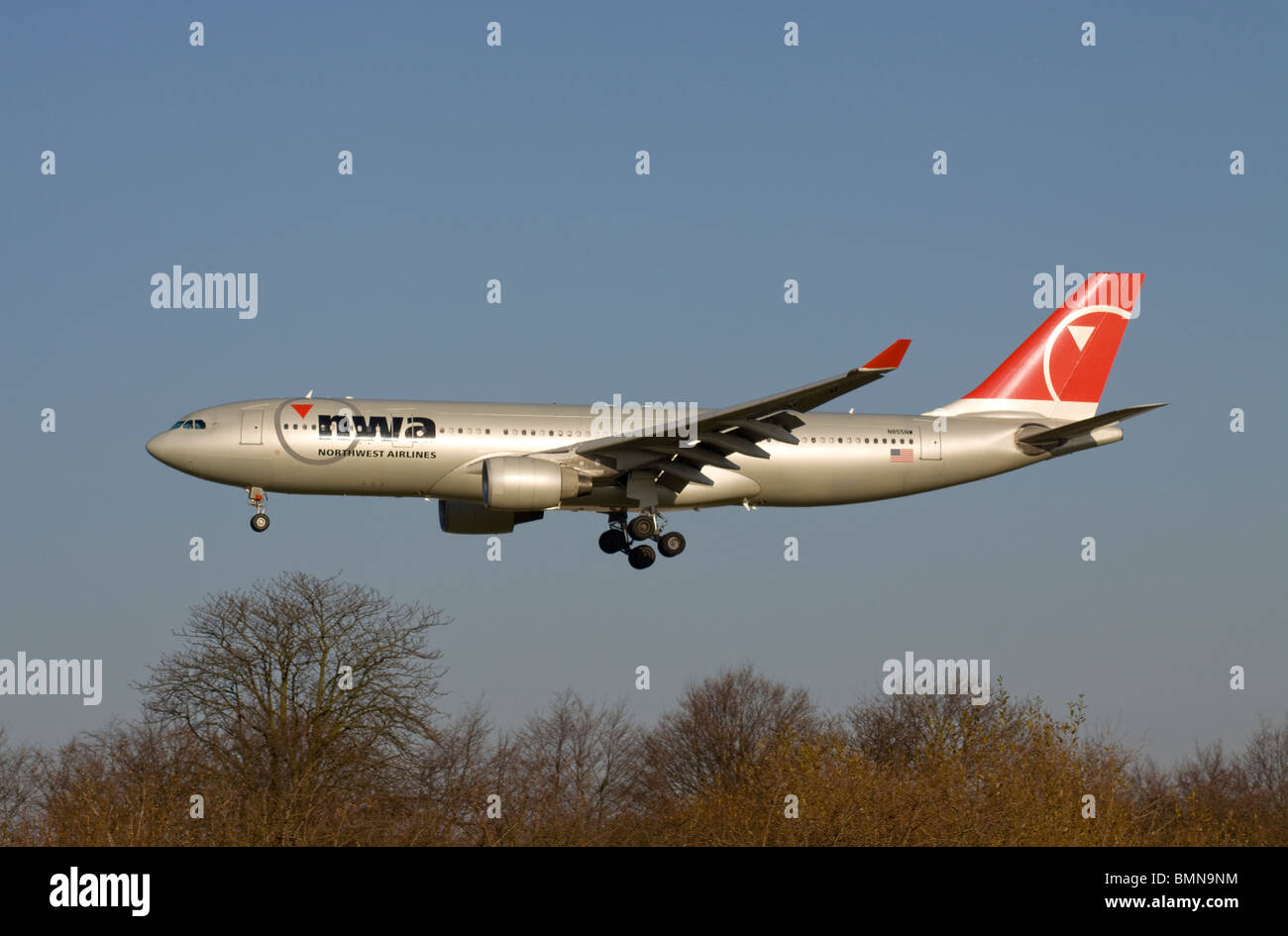 NWA Northwest Airlines Airbus A330-223 à l'atterrissage à l'aéroport de Londres Heathrow Banque D'Images