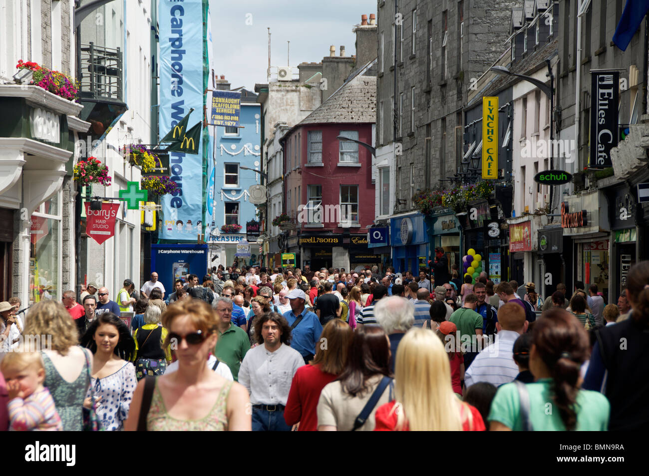Des foules estivales au Shop Street, Galway, Irlande Banque D'Images