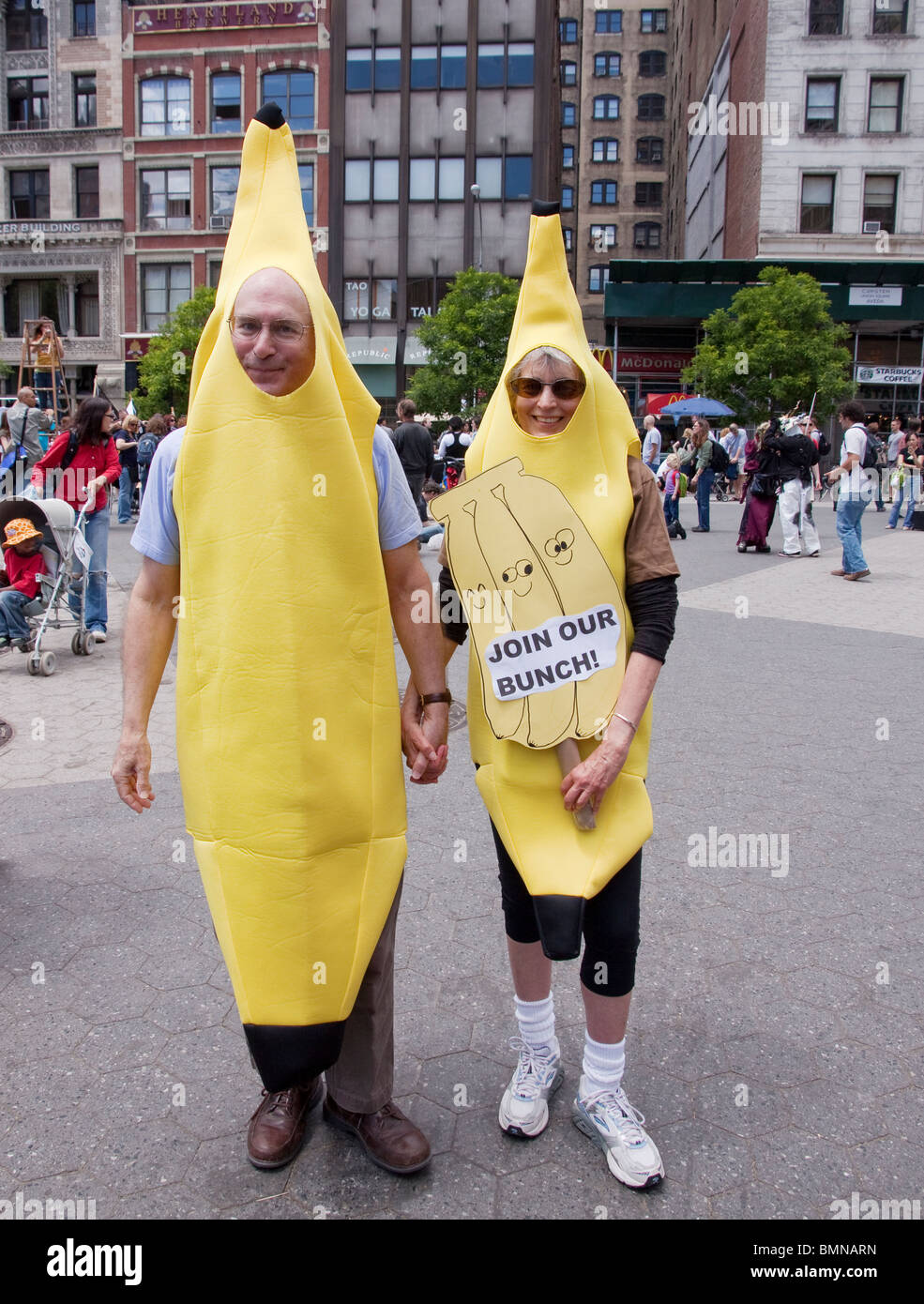 Les végétariens déguisés en bananes participer à la Veggie Pride Parade à New York. Banque D'Images