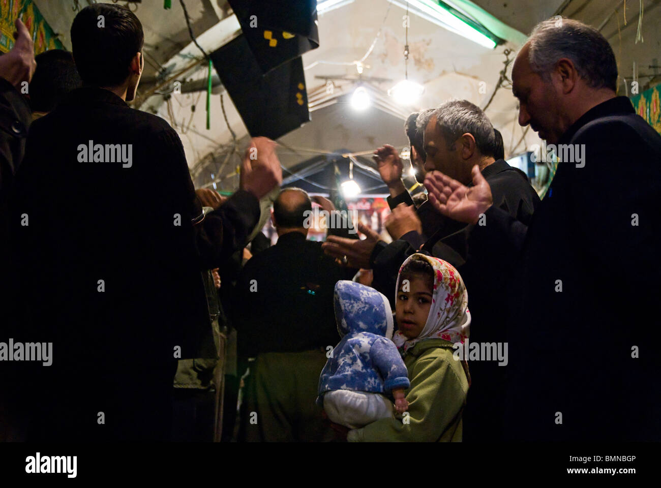 Enfant avec une poupée au milieu de foule en Iran. Au Moyen-Orient, en Asie. Banque D'Images