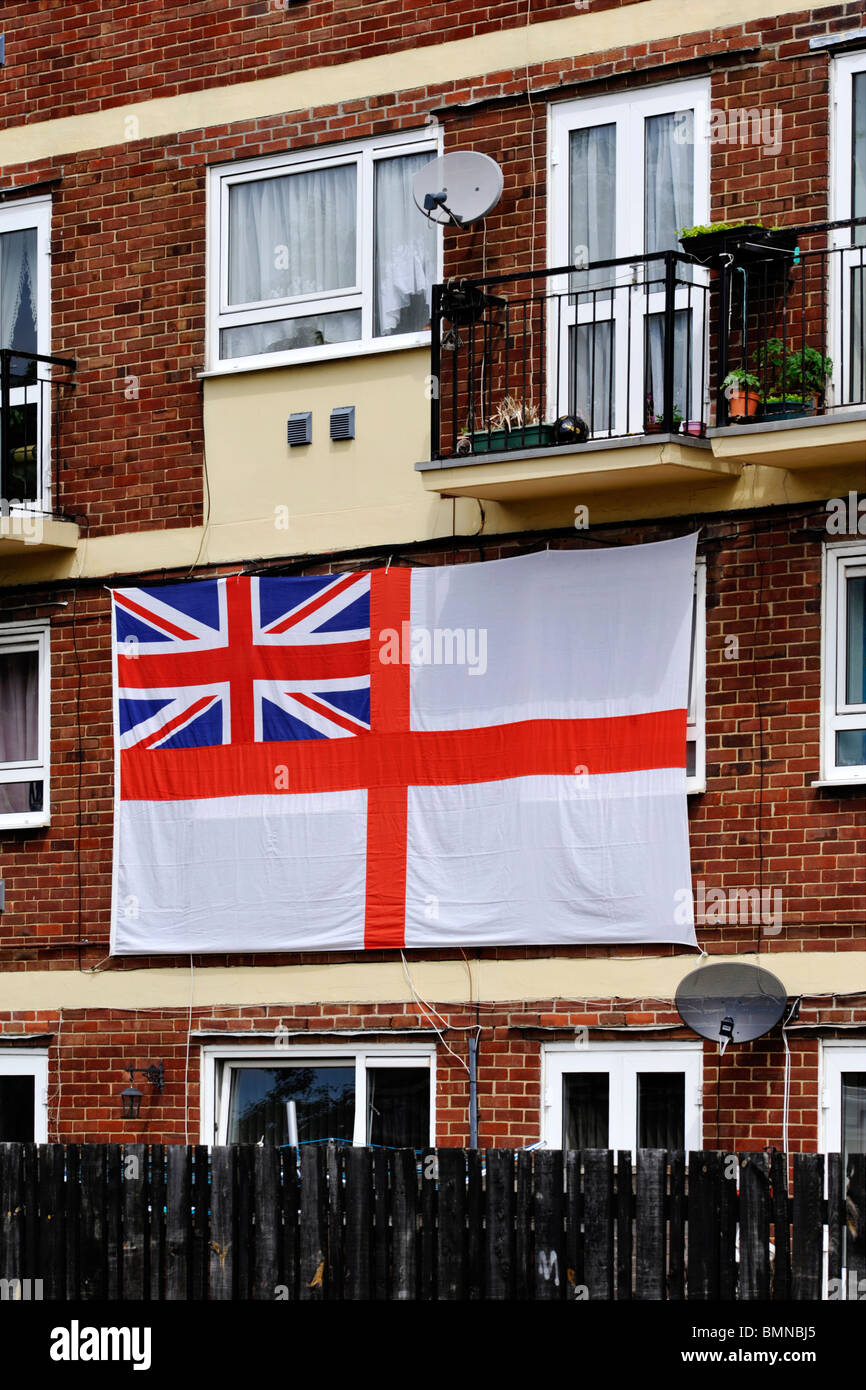 Appartements équipés avec l'angleterre drapeaux et des antennes paraboliques pour la coupe du monde de football Banque D'Images