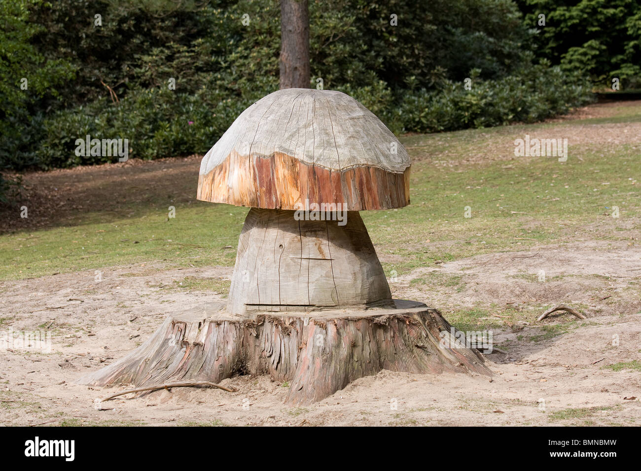 Un champignon en bois sculpté de Savill Garden Banque D'Images