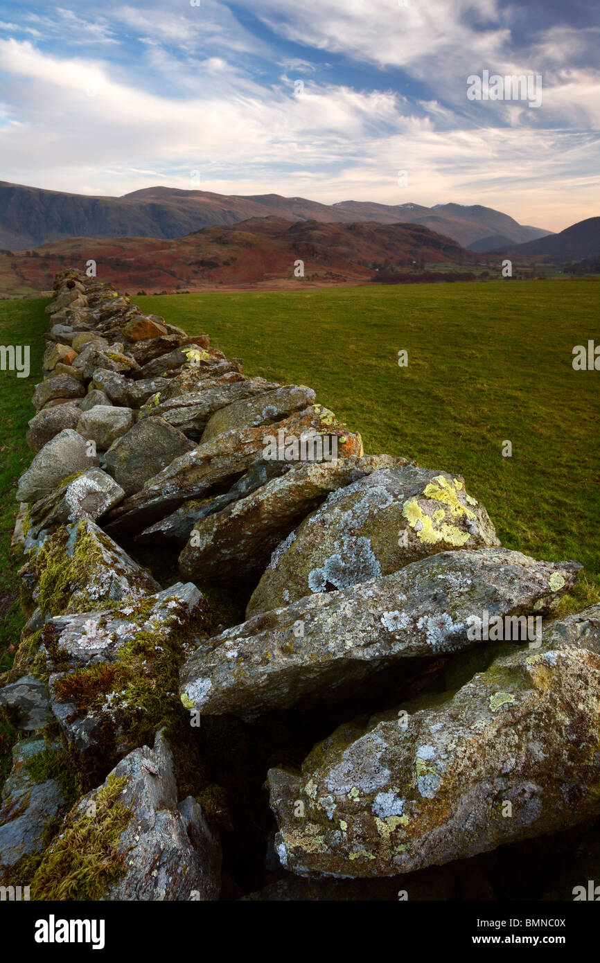 Mur de pierre couvert de lichen près de cercle de pierres de Castlerigg dans la région des lacs de l'Angleterre Banque D'Images