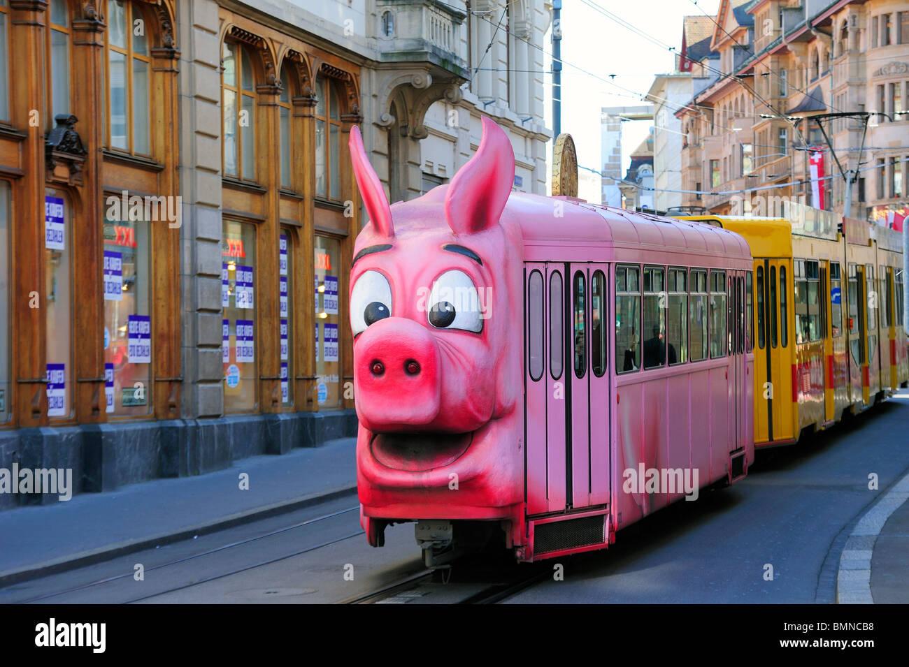 L'humour suisse - un cochon en tramway en forme de balle (Bâle, Suisse) Banque D'Images