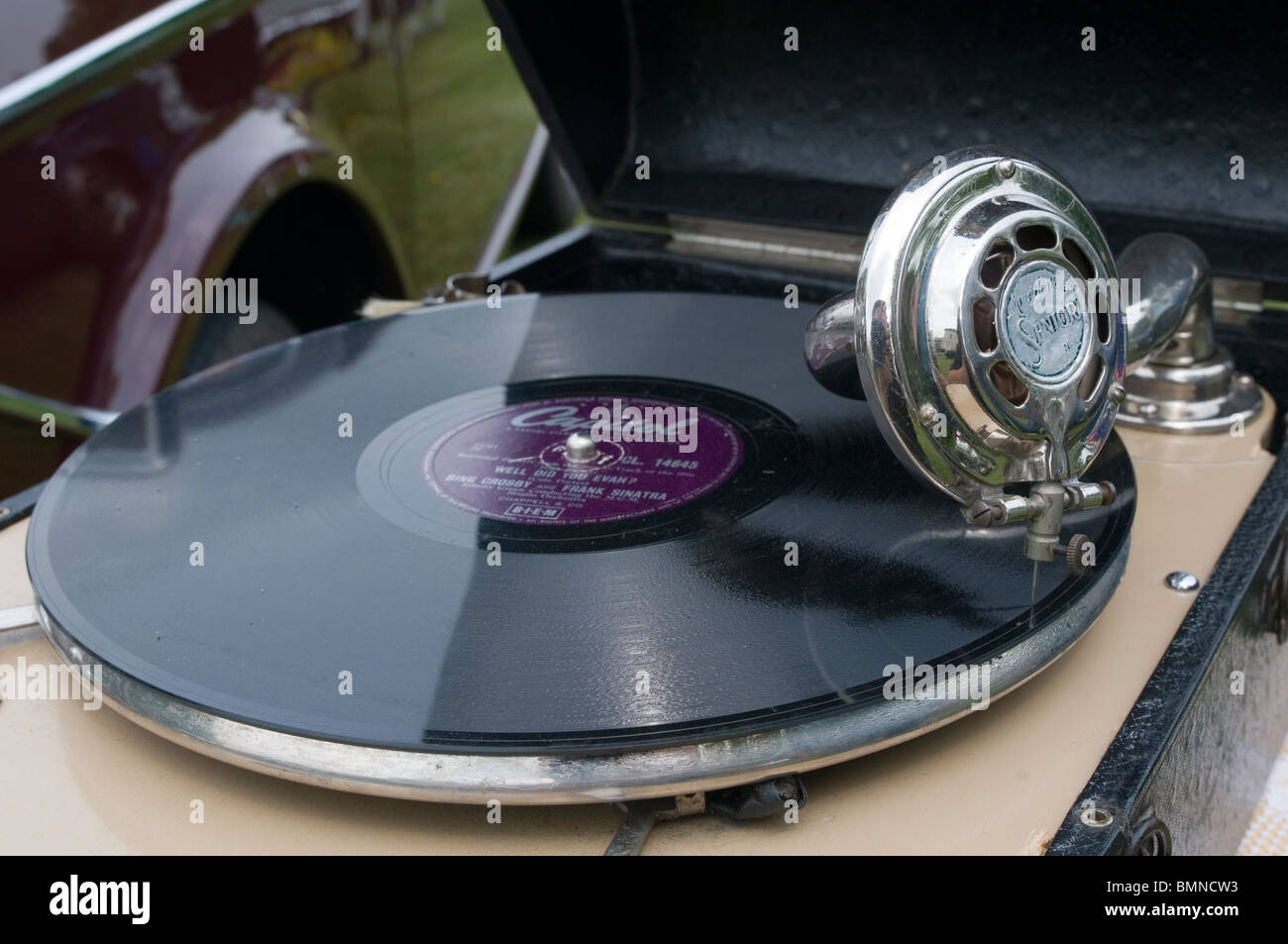 Ancien record player enregistre les joueurs jouant depuis longtemps façonné stéréo mono-aiguille ponts pont disk jockey jockeys gramophone 33 Banque D'Images