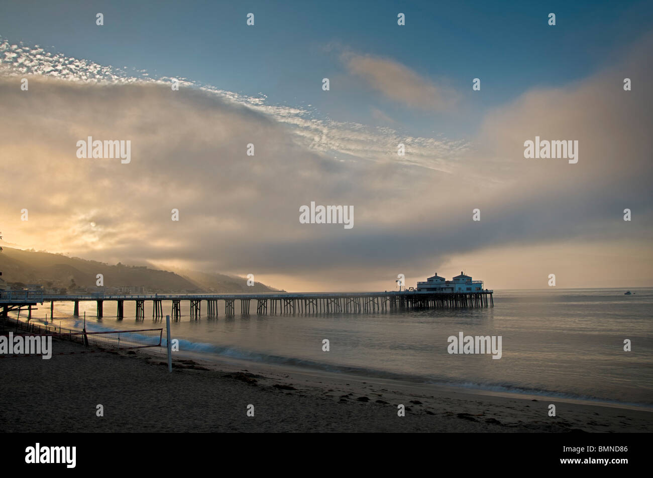 Malibu Pier California Sunrise matin nuageux Banque D'Images
