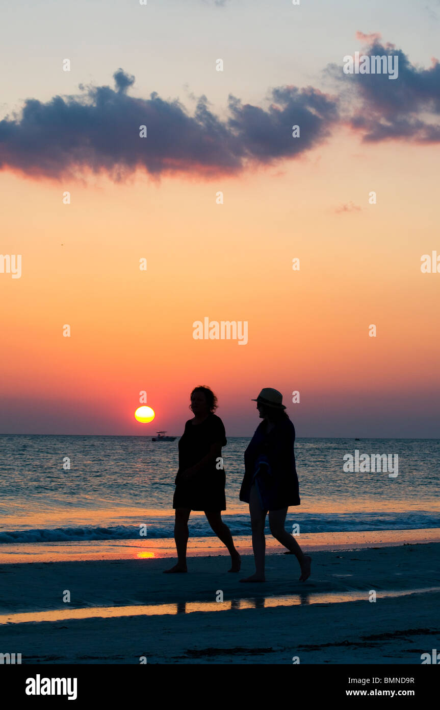 Couple en train de marcher la plage au coucher du soleil Siesta Key Sarasota en Floride Banque D'Images