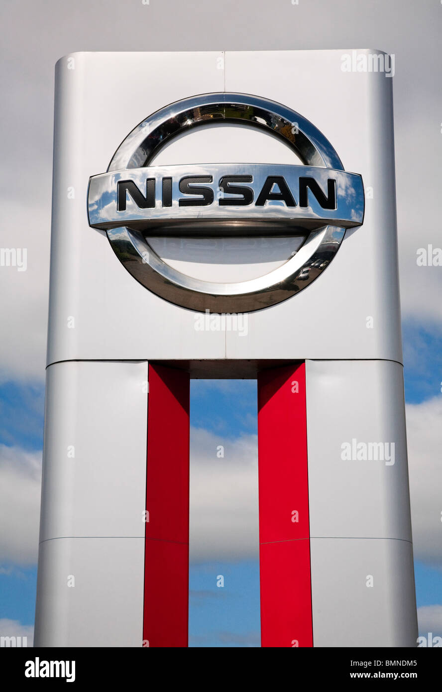 Un concessionnaire Nissan signe. Banque D'Images