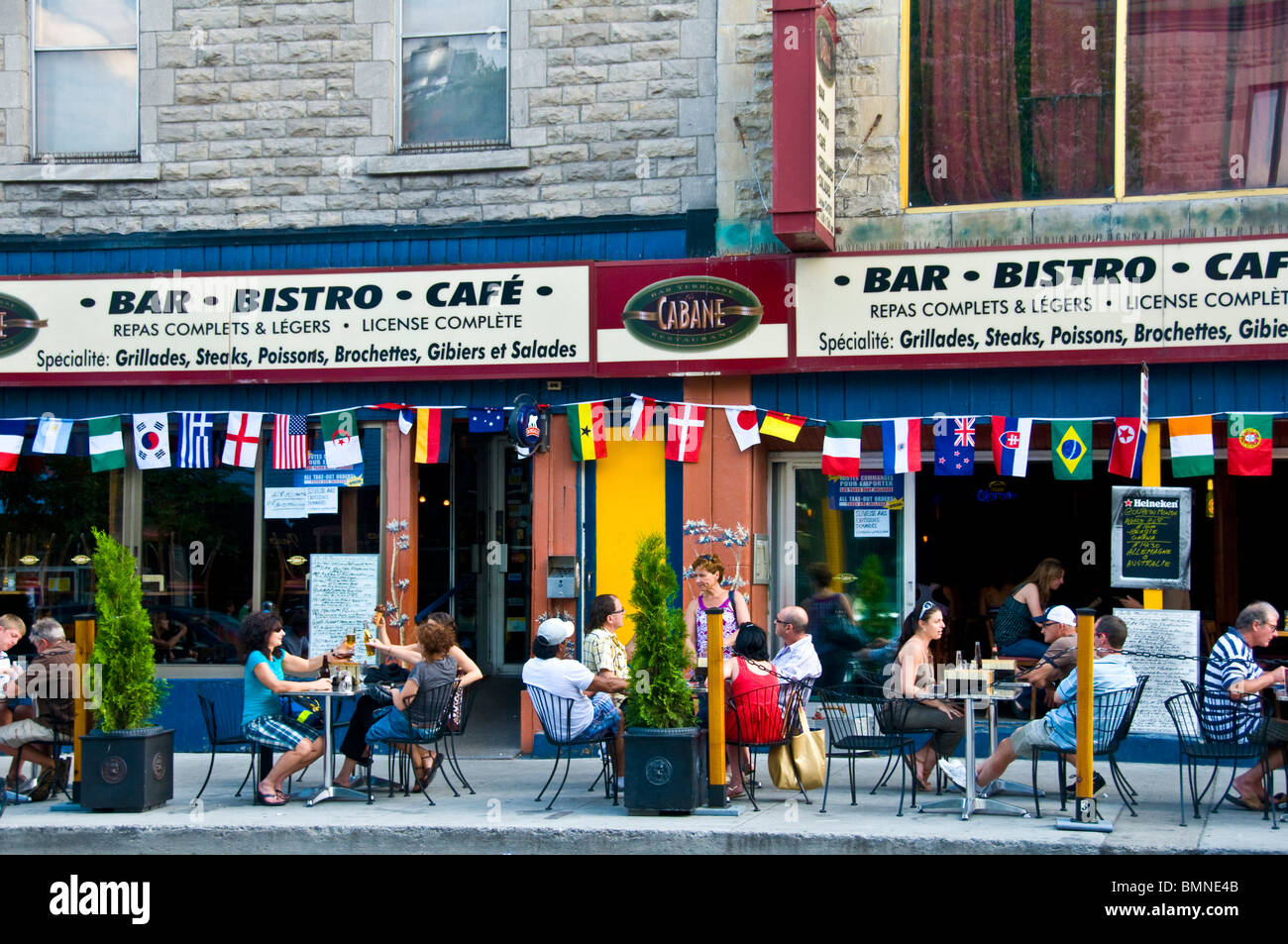 Trottoir terrasses sur le Boulevard saint Laurent Montréal Banque D'Images