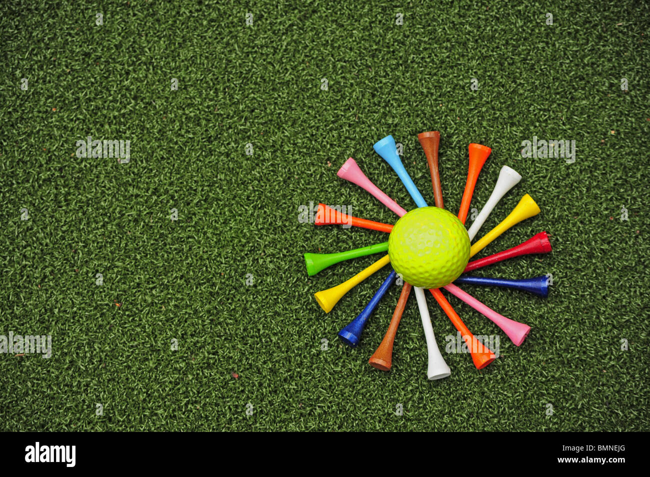 Spirale de tees de golf autour de balle de golf. Banque D'Images