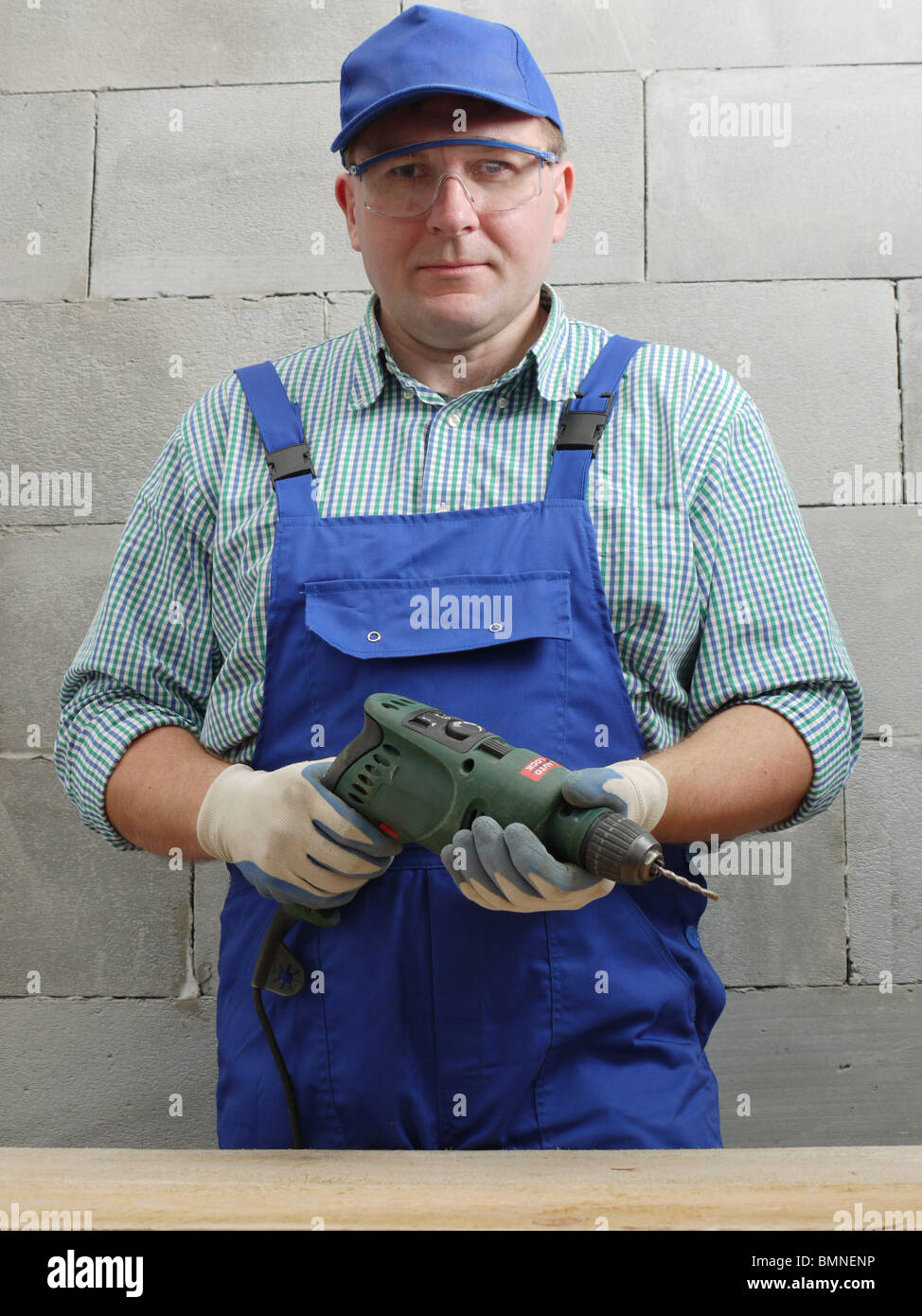 Carpenter posant avec boring machine Banque D'Images