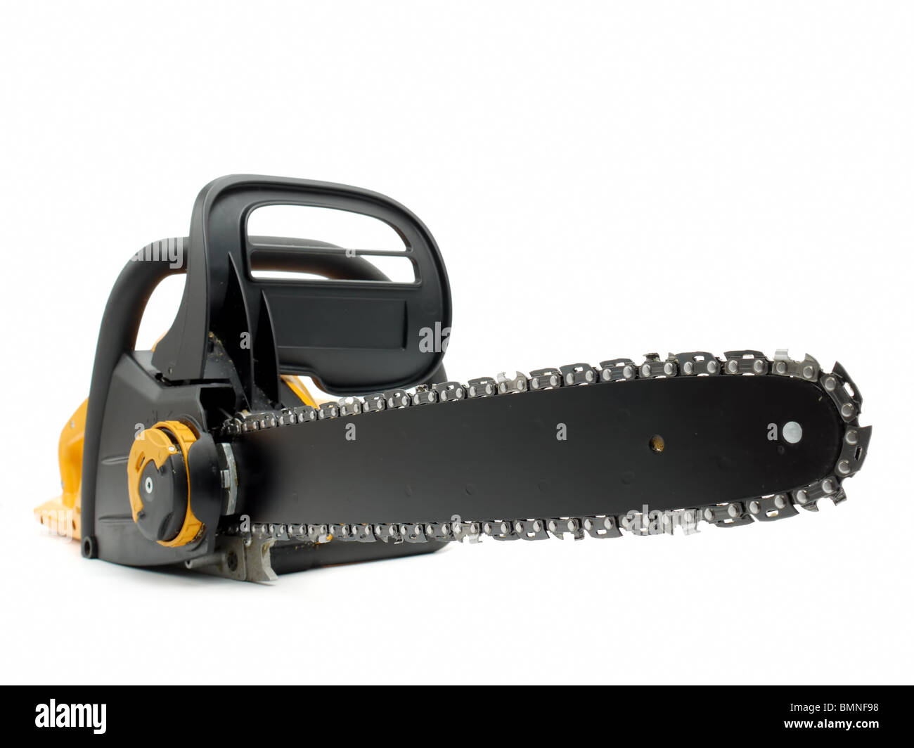 Scie à chaîne tourné sur fond blanc Banque D'Images