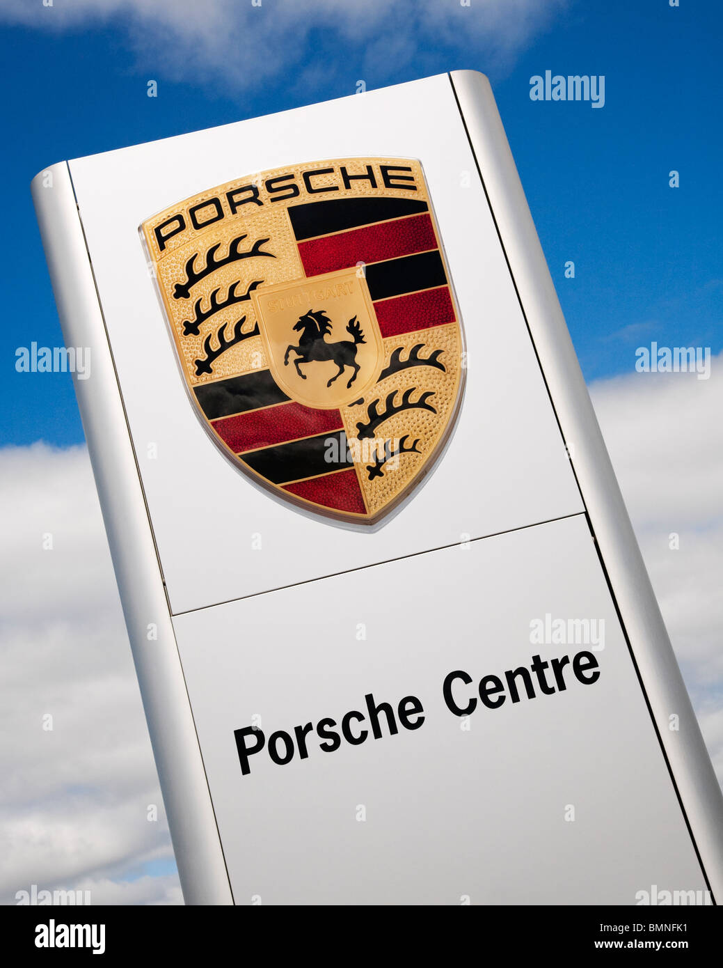 Un concessionnaire Porsche signe. Banque D'Images