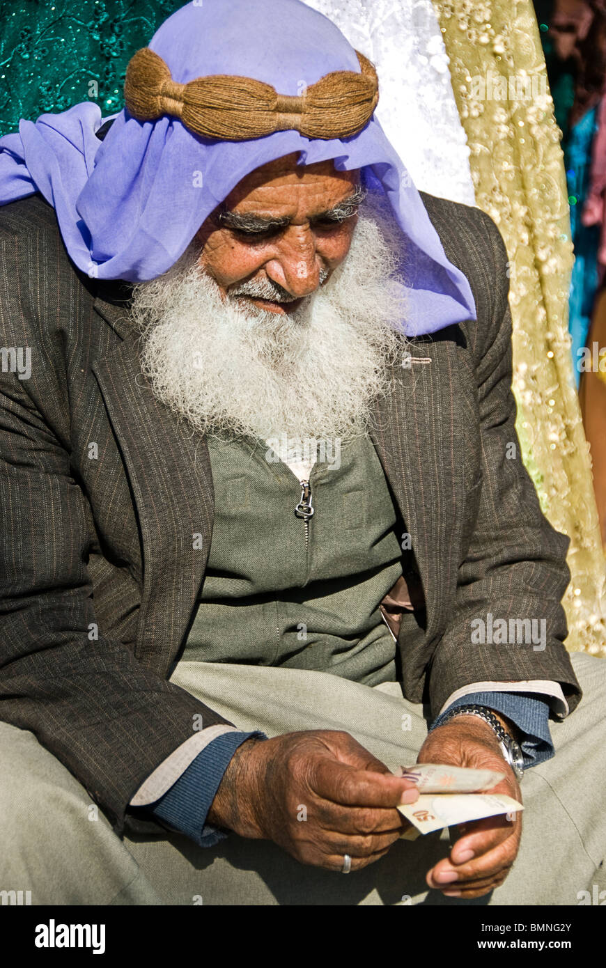 Vieil homme avec l'argent comptant du foulard, Sanliurfa, Turquie, Asie Banque D'Images