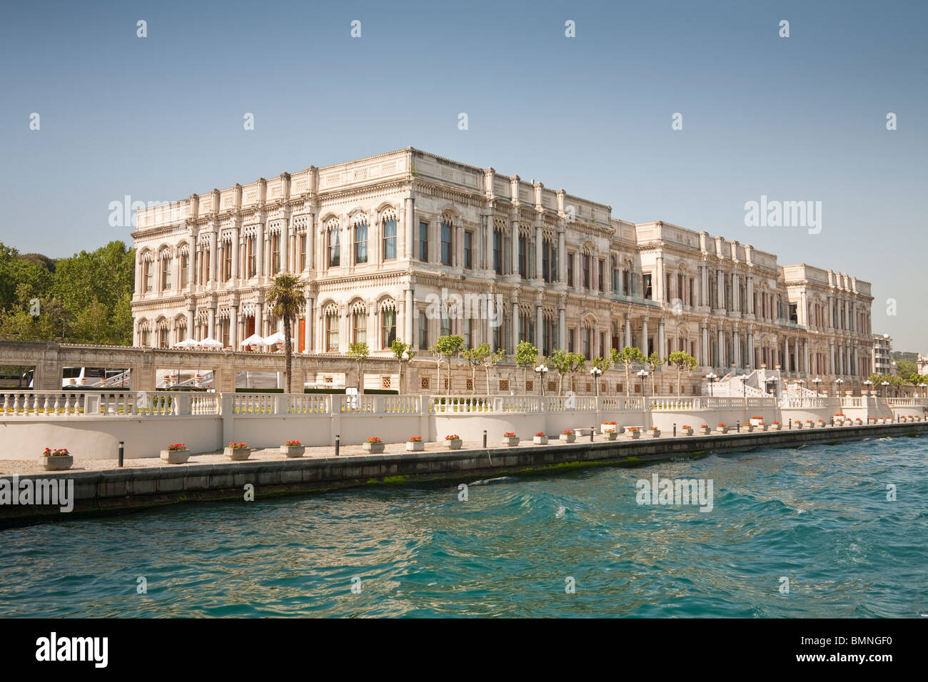 Ciragan Palace Kempinski, aujourd'hui un hôtel, à côté du Bosphore, Istanbul, Turquie Banque D'Images