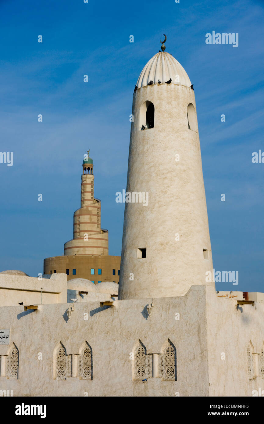 Qatar, Doha Qassim Mosquée et la tour du centre islamique Banque D'Images