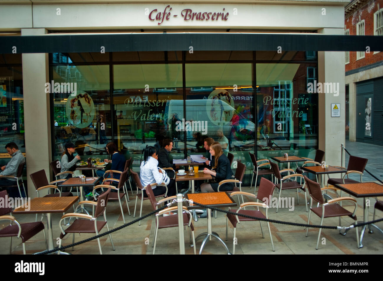Londres, Royaume-Uni, vide French Cafe Brasserie Restaurant Sidewalk Terrace Shop Front, tables, chaises, café Friends uk Banque D'Images