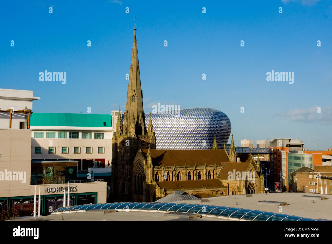 Royaume-uni, Angleterre, Birmingham Selfridges et de jour de l'église St Martins Banque D'Images