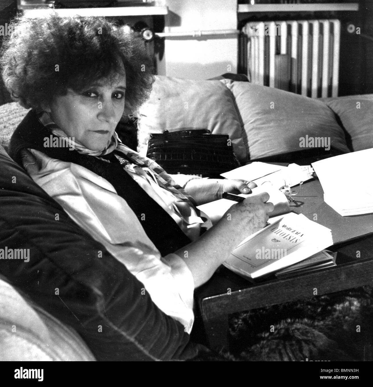 SIDONIE GABRIELLE COLETTE --romancier français (1873-1954) à son domicile de Paris en 1952 Banque D'Images