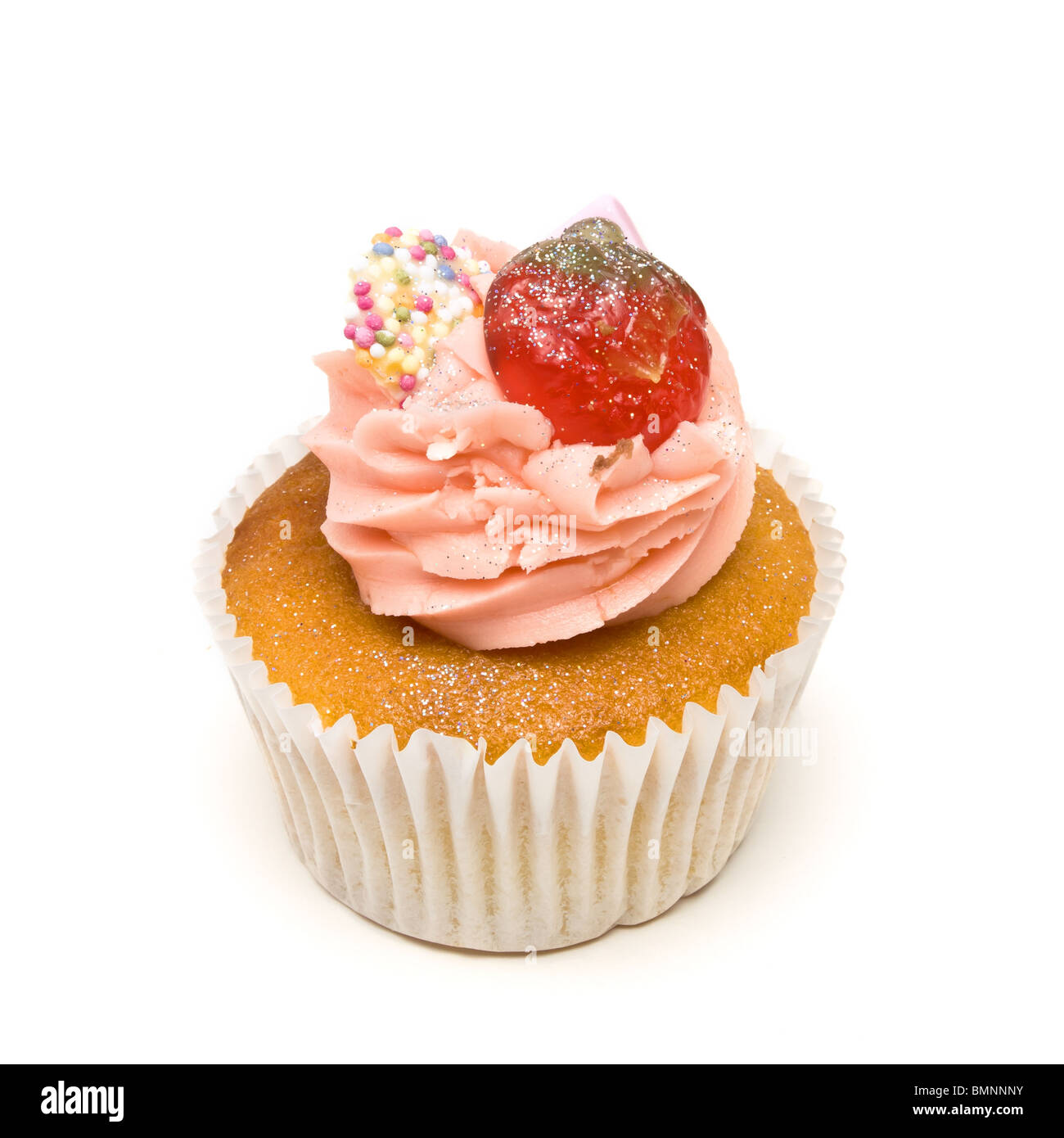 Cup Cake aux fraises de luxe de vue faible contre isolé sur fond blanc. Banque D'Images