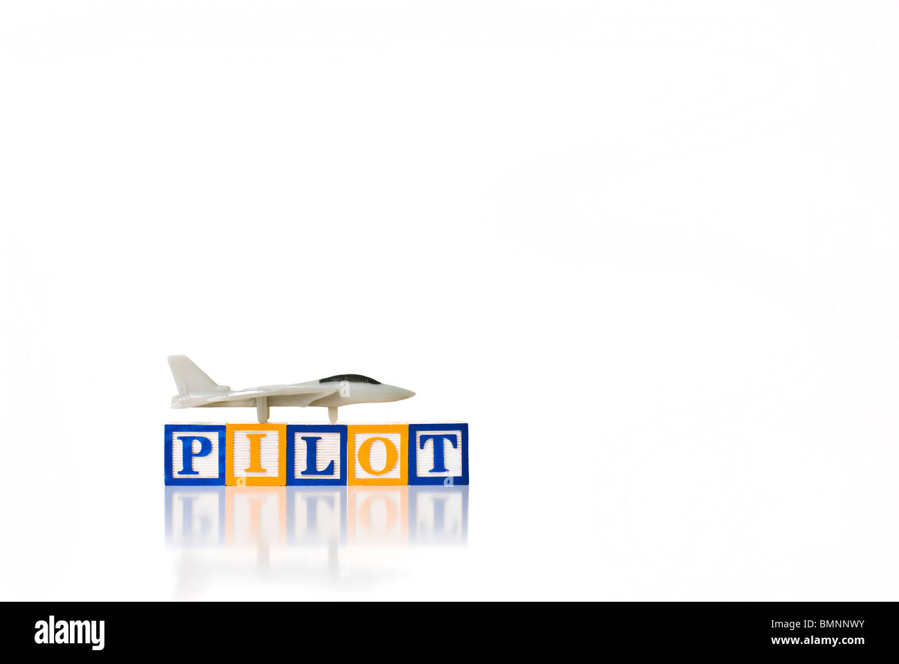 Enfants colorés blocks spelling pilote avec toy airplane Banque D'Images
