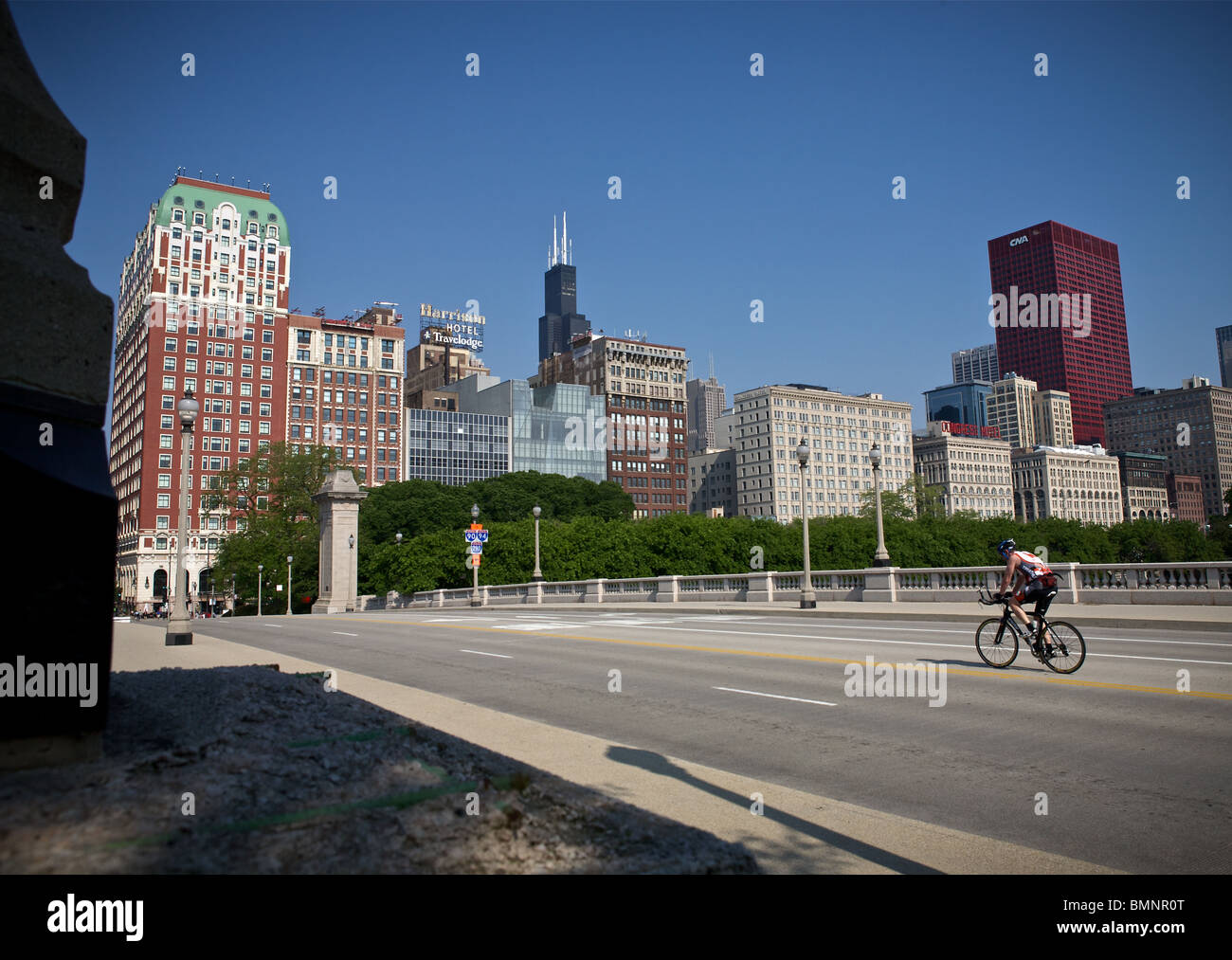 Le centre-ville de Chicago bridge cyclist Banque D'Images