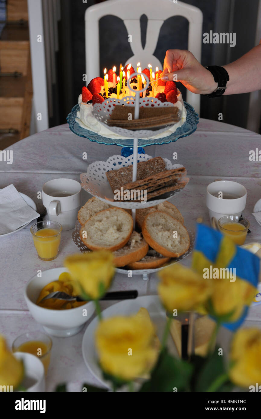 Gâteau d'anniversaire avec des bougies allumées. Banque D'Images