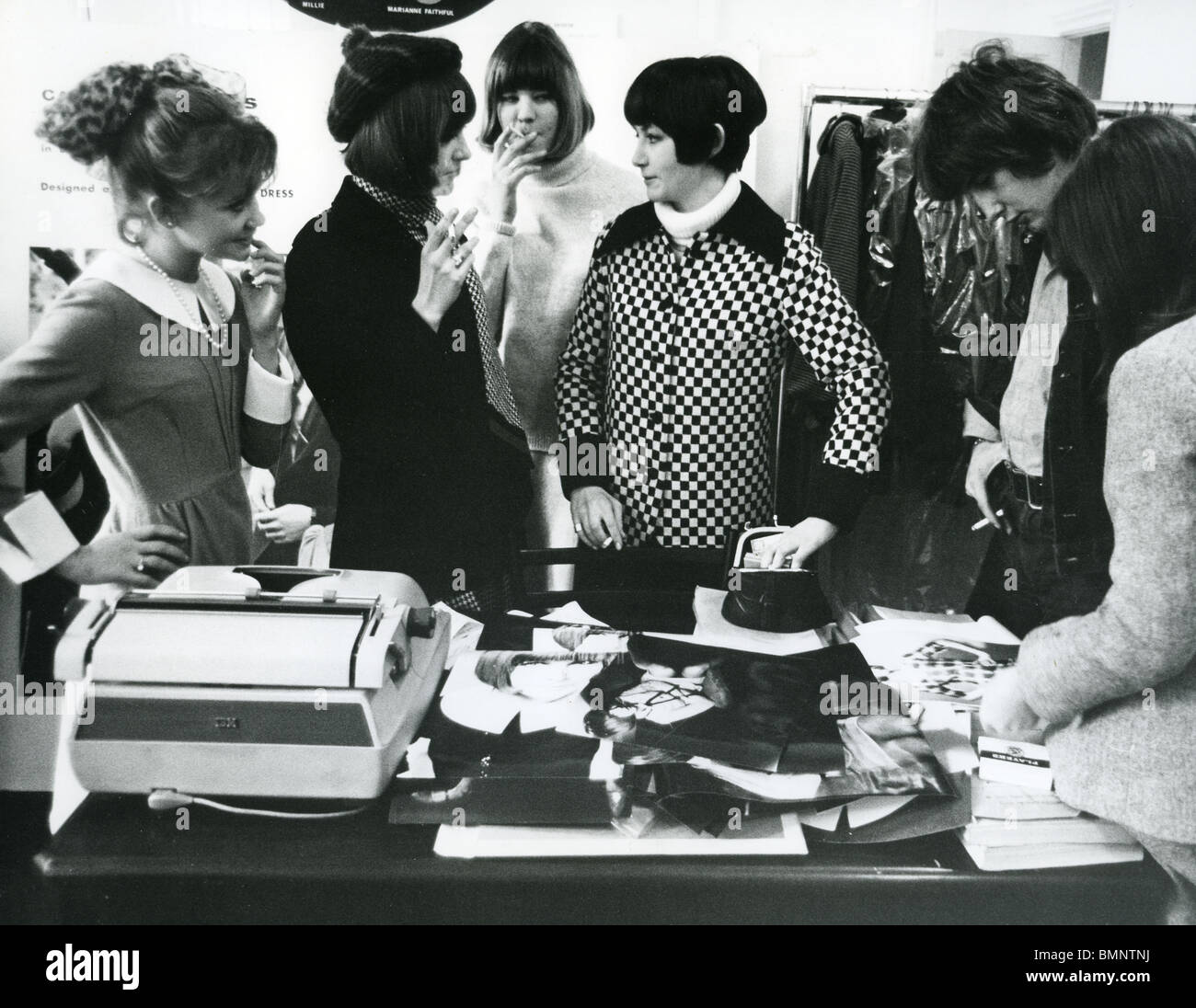 CAROLINE CHARLES UK Fashion designer à son showroom à Londres Mars 1965 - voir description ci-dessous Banque D'Images