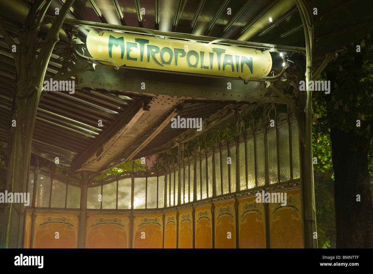 Paris, Métro Porte Dauphine, Eingang von Hector Guimard - Paris, Métro Porte Dauphine, entrée par l'architecte Hector Guimard Banque D'Images