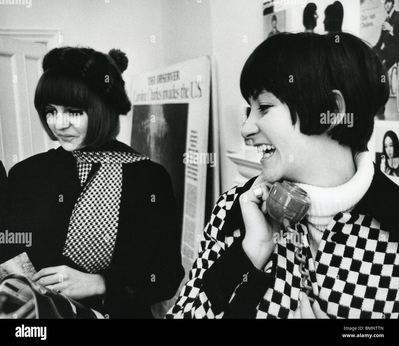 CAROLINE CHARLES - créateur de mode britannique à son showroom à Londres Mars 1965 Modèle avec Chrissie Shrimpton, à gauche. Photo:Tony Gale Banque D'Images