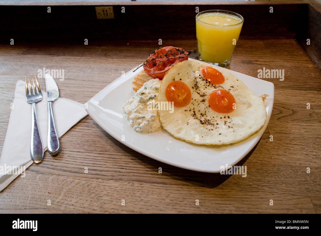 Trois oeufs de caille au plat à la tomate frite pour le petit-déjeuner. Banque D'Images