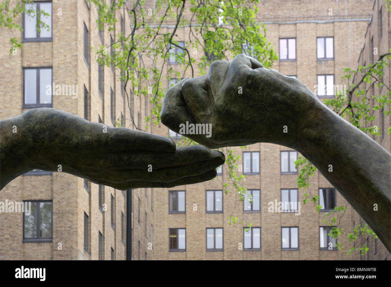 Situé sur le côté est de Berkley Square à Londres était Lorenzo Quinn's sculpture 'Give and Take', encore un autre beau travail. Banque D'Images Situé sur le côté est de Berkley Square à Londres était Lorenzo Quinn's sculpture 'Give and Take', encore un autre beau travail. Banque D'Images