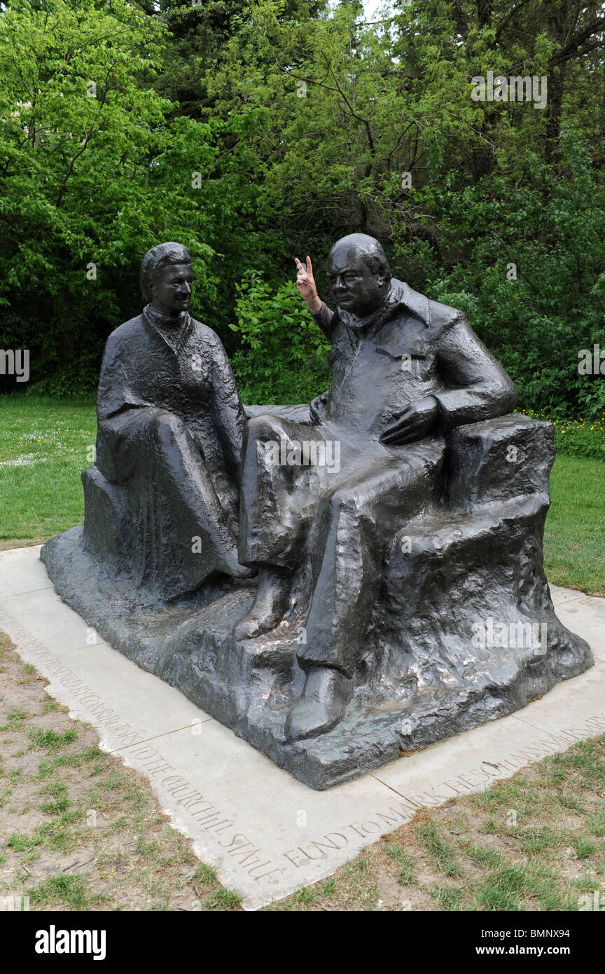 Des statues de Sir Winston Churchill et lady Clementine Churchill à Chartwell dans le Kent Banque D'Images