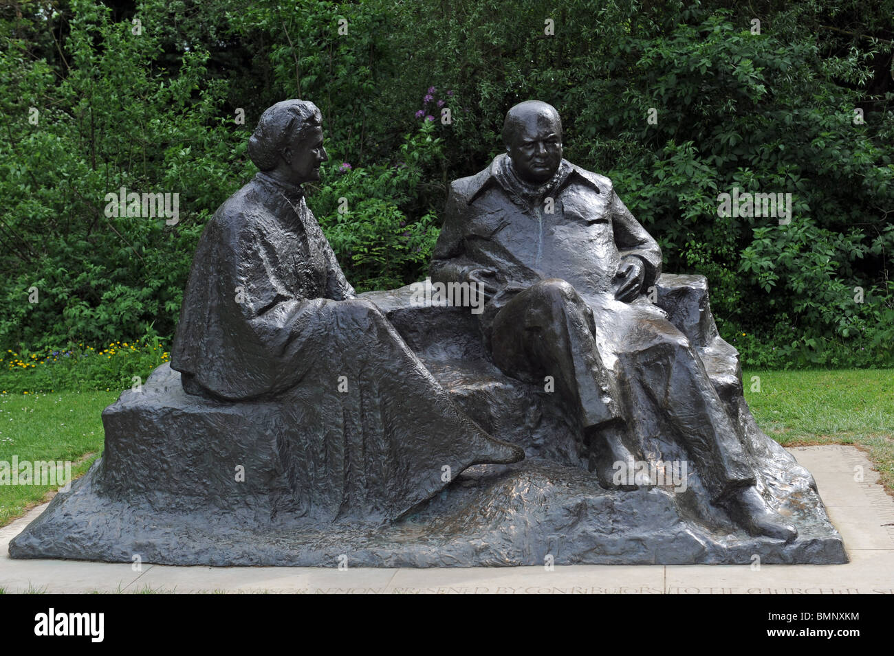 Des statues de Sir Winston Churchill et lady Clementine Churchill à Chartwell dans le Kent Banque D'Images