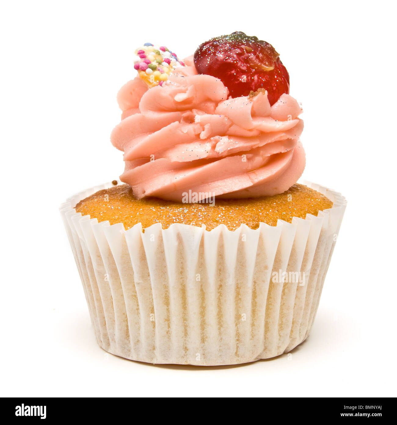 Cup Cake aux fraises de luxe de vue faible contre isolé sur fond blanc. Banque D'Images