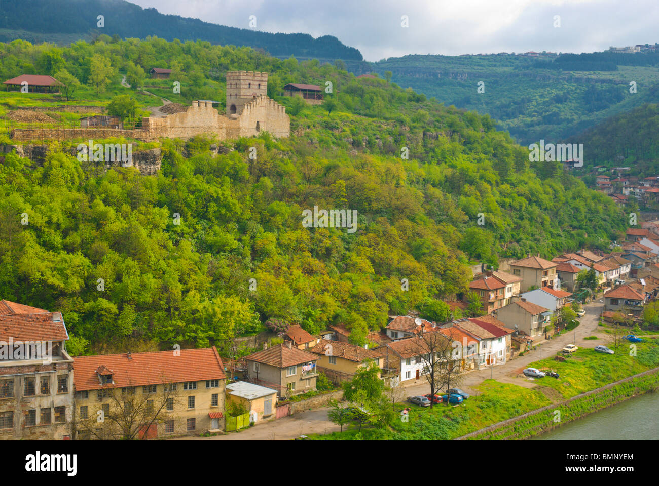 Riverlside maisons et murs de défense le long de la rivière Yantra Veliko Tarnovo Bulgarie centrale centrale Balkans Europe Banque D'Images