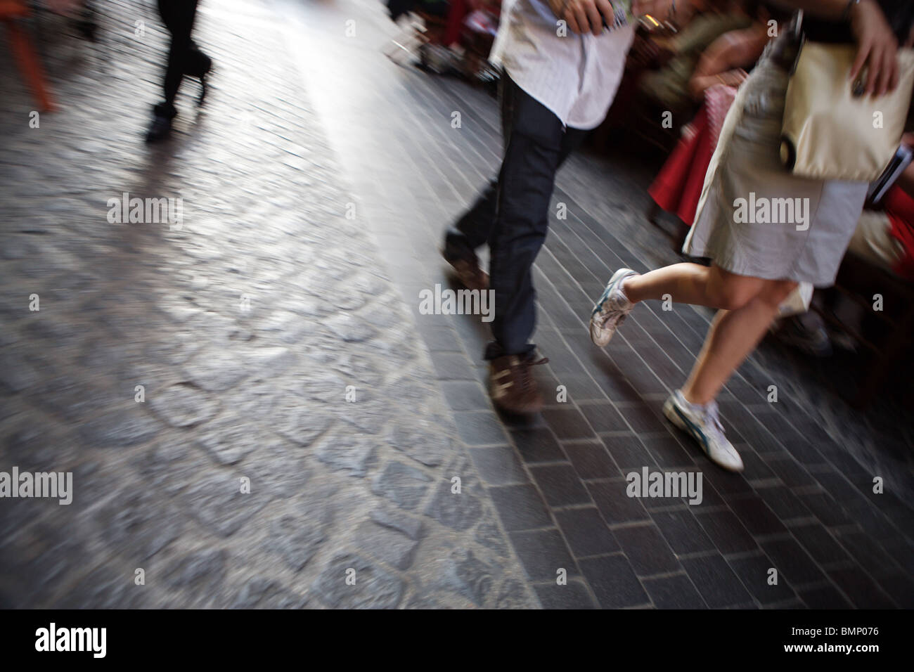 Les gens marchent vite dans la rue de Rome, Italie Banque D'Images